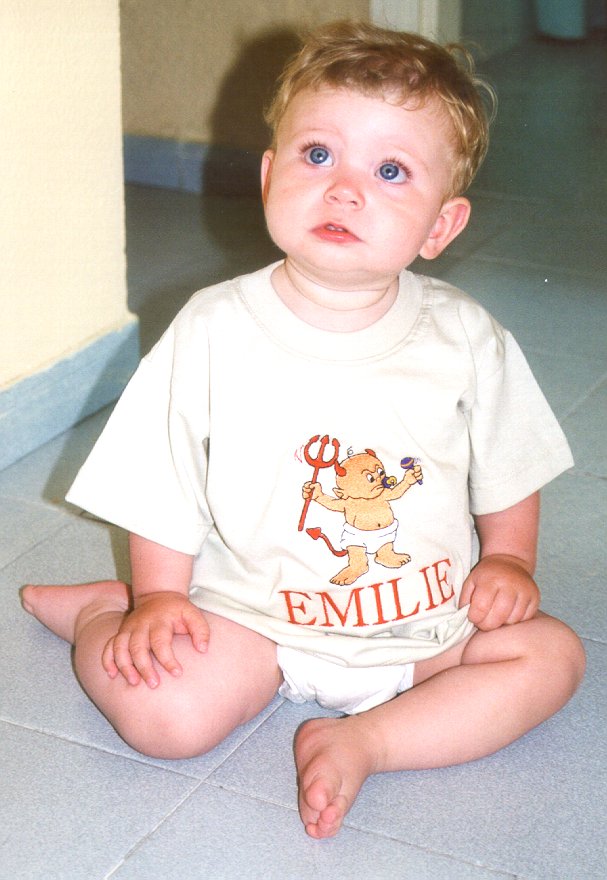 20010809_Emilie, djaevle t-shirt